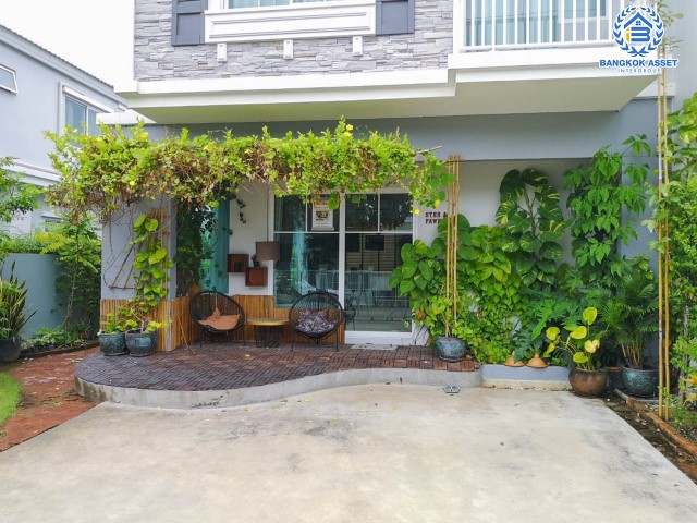 บ้านแฝดมือสองปทุมธานี ม.วิลลาจิโอ รังสิต-คลองสอง เนื้อที่กว้างถึง 40.5 ตร.ว. ฟังก์ชัน 3 ห้องนอน 2 ห้องน้ำ 2 ที่จอดรถ บ้านตกแต่งสวยสไตล์สแกนดิเนเวีย พร้อมอยู่ มาพร้อมของแถมเพียบ! บนทำเลเข้าเมืองสะดวก ใกล้ฟิวเจอร์พาร์ครังสิต และทางด่วน "มอเตอร์เวย์"